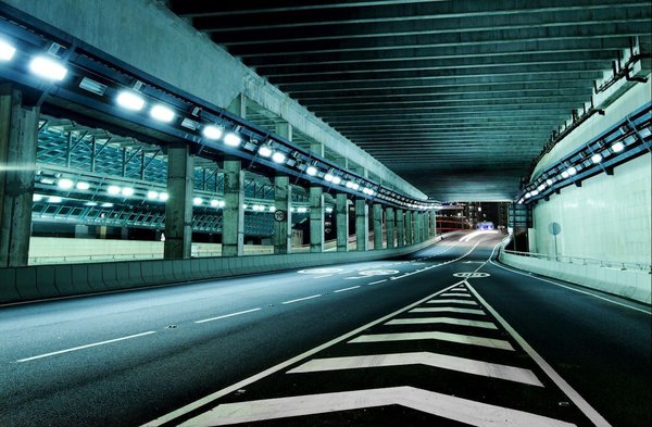 What are the guidelines for constructing wildlife tunnels under UK highways?